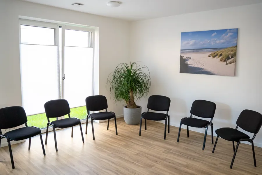 Gruppentherapieraum der Praxis Sophia Meister mit Stuhlkreis